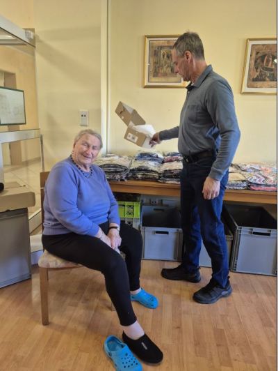 Chick in Strick Kleidungsverkauf – Bild 1